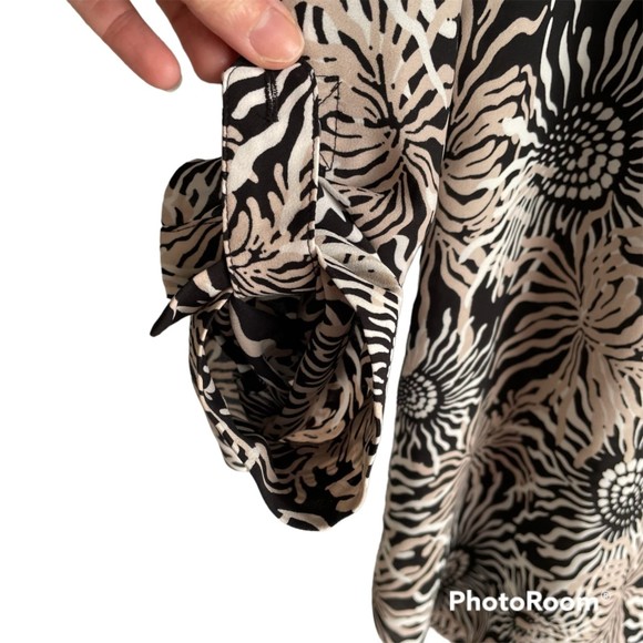 Loft Black and Cream Semi Sheer Floral Roll Tab Sleeve Career Ladies Blouse, M - Picture 8 of 8